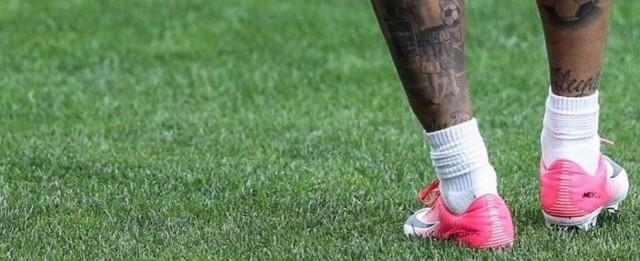 Jornal chama a atenção para o novo problema de Neymar: a chuteira