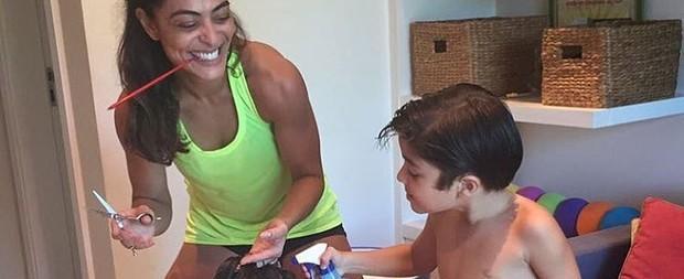 Juliana Paes aproveita folga e ataca de cabeleireira