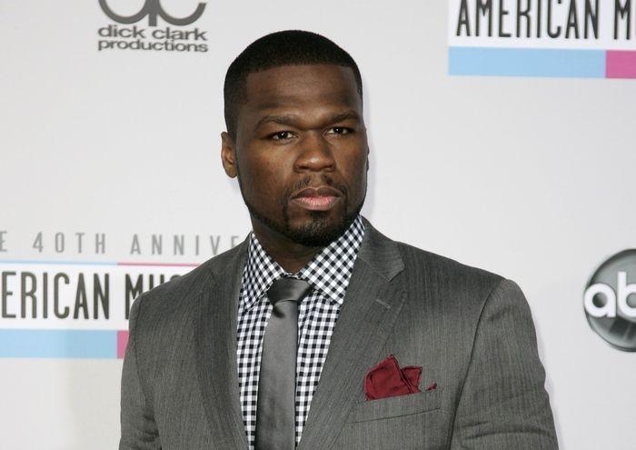 Rapper 50 Cent perde a razão e dá soco em mulher em show