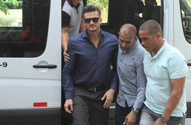 Ex-BBB Marcos vai a delegacia depor sobre suspeita de agressão
