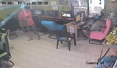 Vídeo mostra momento em que homem chuta cobra em lan house 