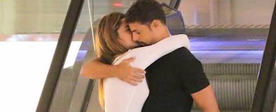 Cauã Reymond e Mariana Goldfarb trocam carinhos após jantar