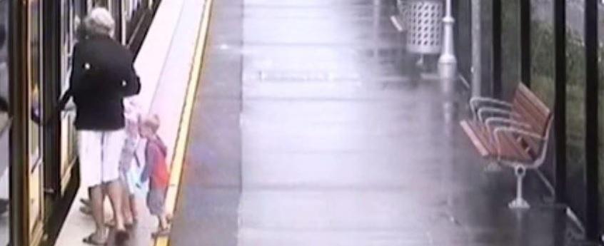 Menino escorrega e cai no vão entre trem e plataforma; vídeo