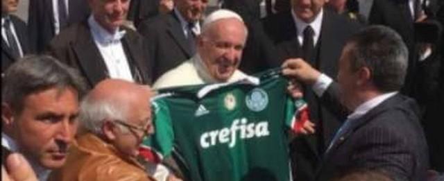 Papa Francisco ganha blusa do Palmeiras com número de Gabriel Jesus
