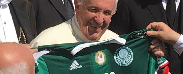 Papa Francisco ganha camisa do Palmeiras de presente