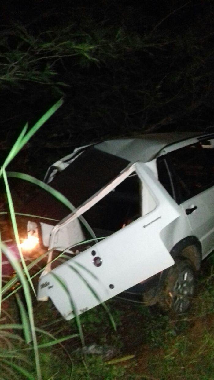 Motorista perde o controle de veículo e carro fica preso em matagal
