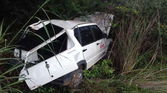 Motorista perde o controle de veículo e carro fica preso em matagal