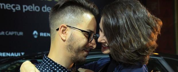 Júnior acaricia a barriguinha da mulher grávida em evento; fotos