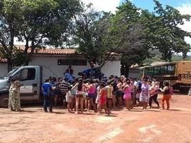 Dom Expedito Lopes faz a entrega de peixes para a população