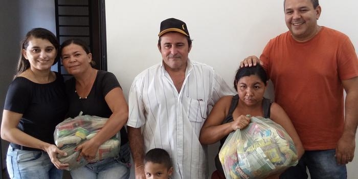 SEMANA SANTA: Prefeitura entrega cestas à famílias carentes