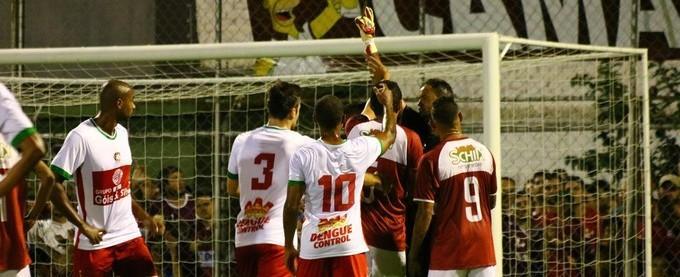 Titular fora de casa, goleiro Bruno é hostilizado durante jogo