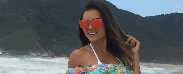 Aryane Steinkopf posa só de biquíni e exibe corpo sarado