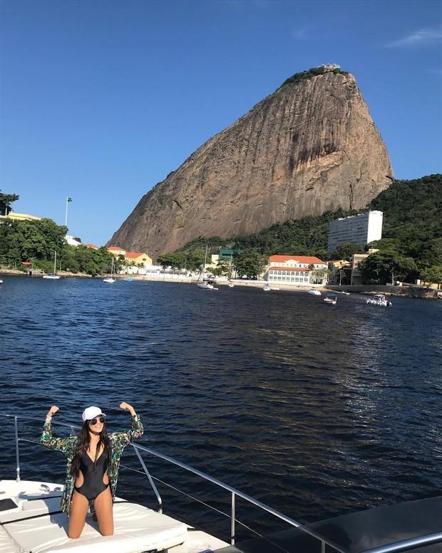 Emilly Araújo curte passeio de iate no Rio com a família