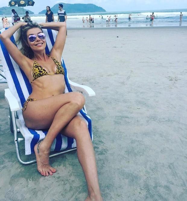 Luiza Possi esbanja boa forma de biquíni em rede social