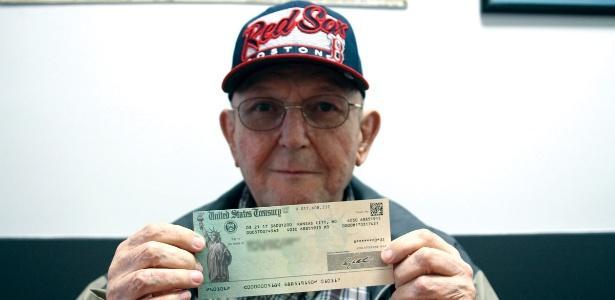Governo paga dívida com morador com cheque de US$ 0,02