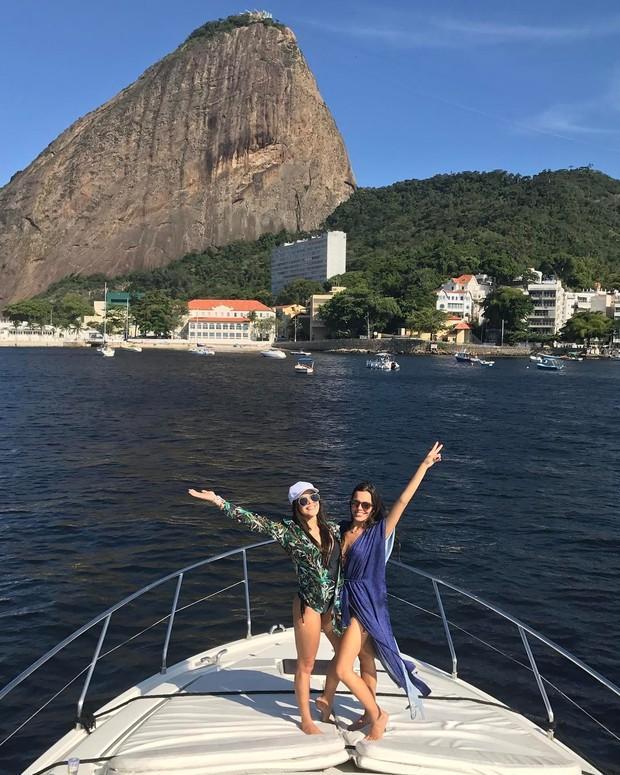 Emilly Araújo curte passeio de iate no Rio com a família