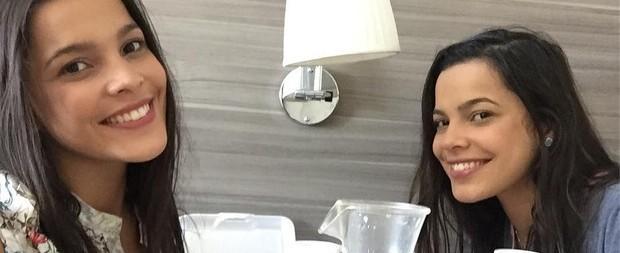 Emilly mostra foto do café da manhã com Mayla em quarto de hotel
