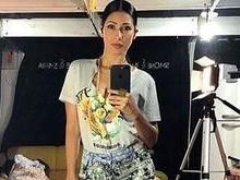 Simaria posa de short curtíssimo e mostra look sexy de show