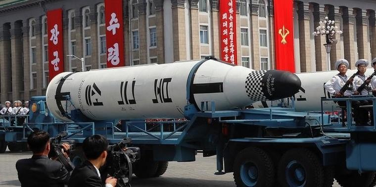 Após dizer que está pronta, Coreia do Norte exibe mísseis