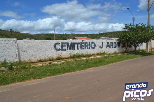 Vândalos depredam cemitério e deixam caixões à mostra em Picos