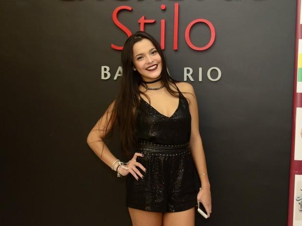 Emilly vira boneco de Judas e imagem viraliza nas redes sociais
