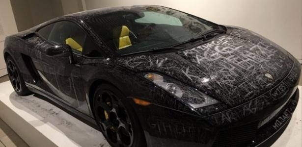 Museu deixa visitantes riscarem carro de luxo em exposição