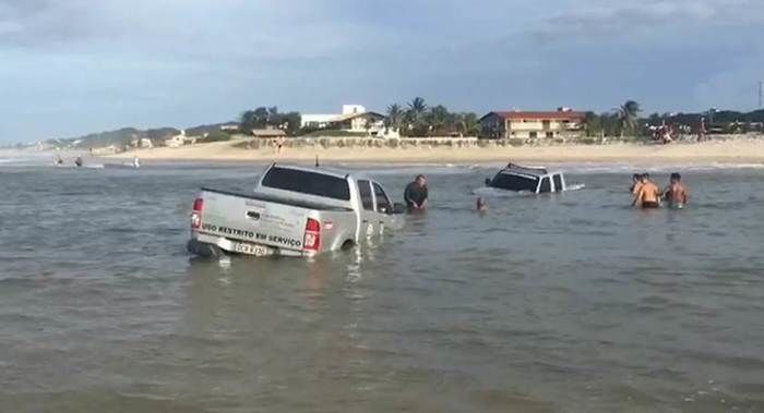 Carros do Detran atolam e quase são levados pelo mar