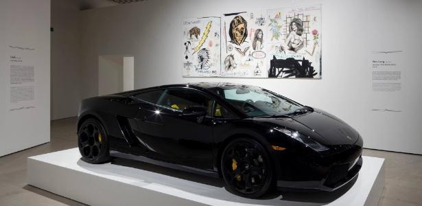 Museu deixa visitantes riscarem carro de luxo em exposição
