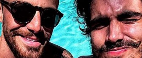 Caio Castro e Felipe Titto posam só de sunga e enlouquecem fãs