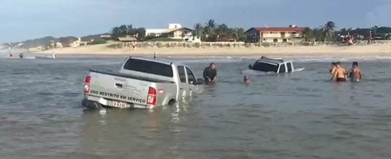 Carros do Detran atolam e quase são levados pelo mar