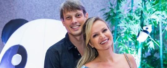 Grávida de uma menina, Eliana vai a espetáculo com o filho