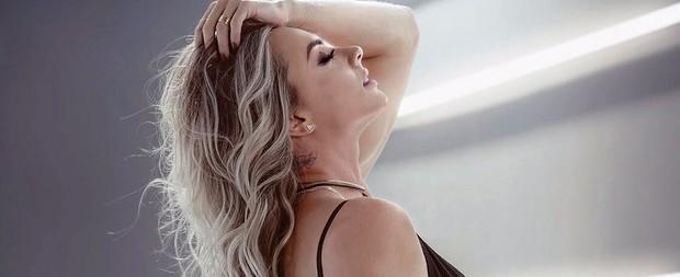 Juju Salimeni exibe pernas musculosas em ensaio; fotos