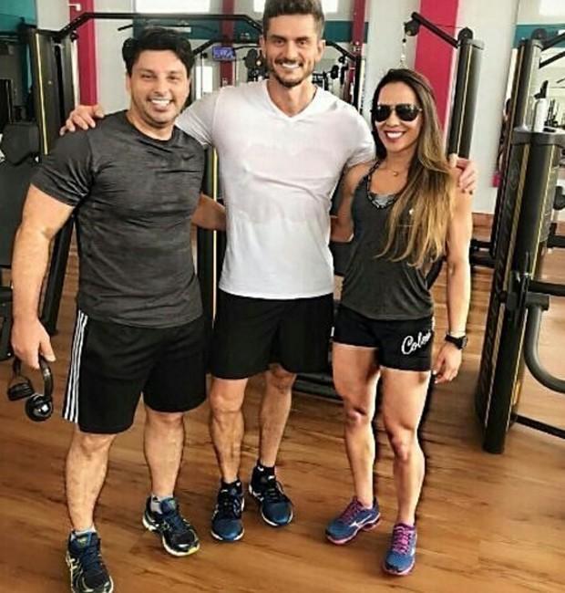 Marcos Harter volta sua rotina normal e posa com fãs em academia