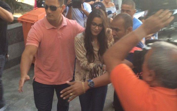 Emilly chega à delegacia para prestar depoimento sobre agressão