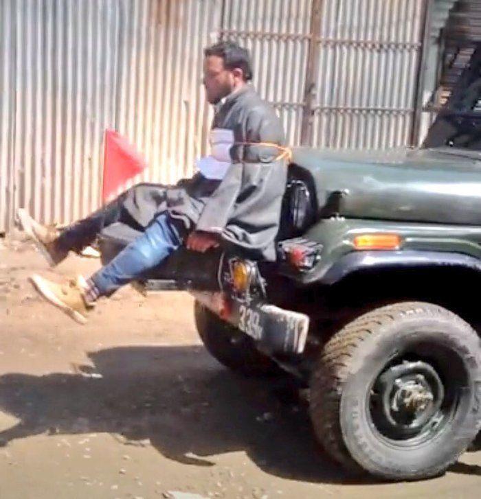 Homem usado como escudo humano na India (Crédito: Reprodução)