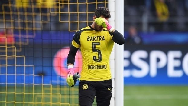 O goleiro Roman Burki vestiu a camisa de Bartra, que foi para o hospital após o atentado (Crédito: Getty)