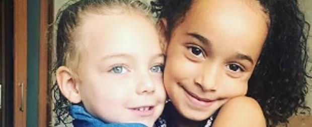 Filhas de Sheila Mello e Scheila Carvalho se divertem juntas