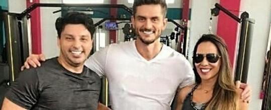 Marcos Harter volta sua rotina normal e posa com fãs em academia