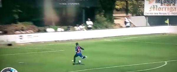 Menino do sub-11 do Barça aproveita comemoração do Real e faz gol