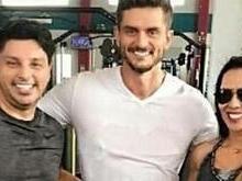 Marcos Harter volta sua rotina normal e posa com fãs em academia