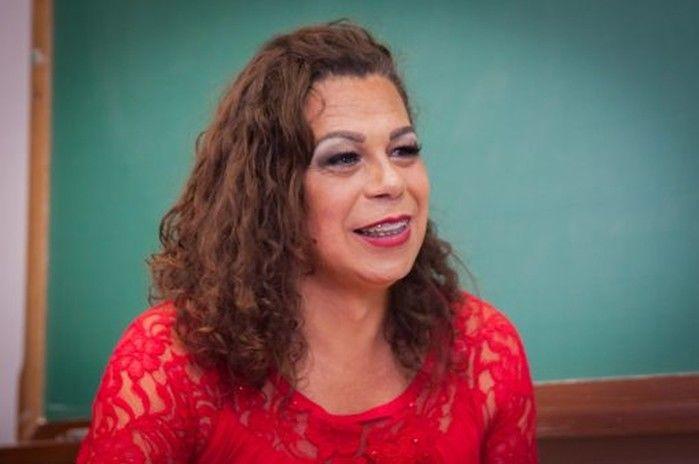 Travesti negra conquista título de doutora