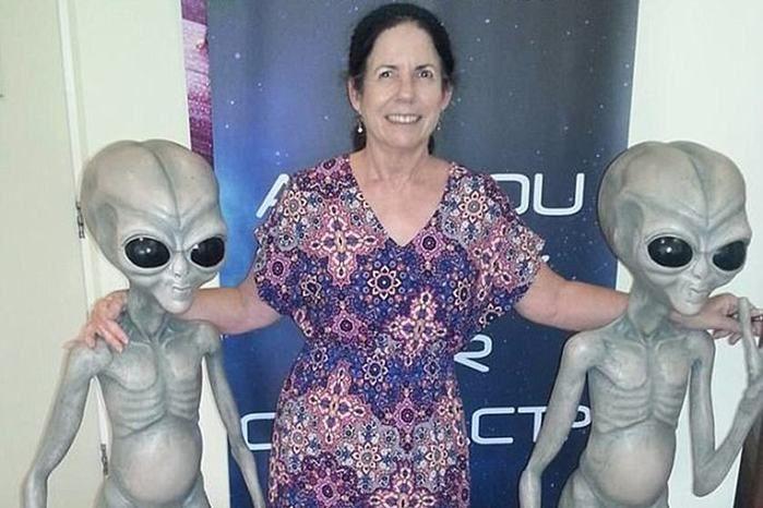 Mulher diz que é “meio-ET” e que visita os aliens todo o mês