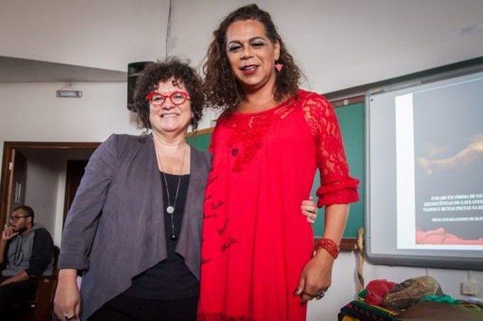Travesti negra conquista título de doutora