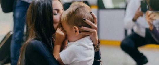 Emilly Araújo é recebida por multidão em aeroporto de Porto Alegre