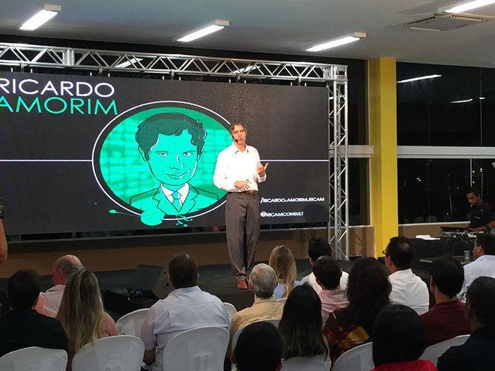 Ricardo Amorim realiza palestra no Cocais Shopping (Crédito: Waldelúcio Barbosa)