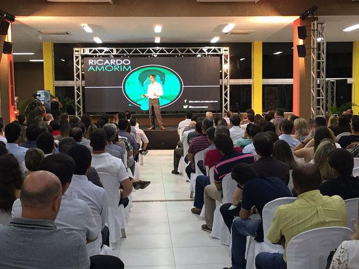 Ricardo Amorim realiza palestra no Cocais Shopping (Crédito: Waldelúcio Barbosa)