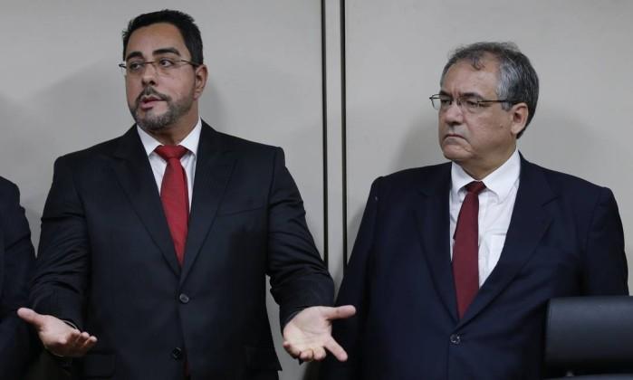 André Fontes, anuncia reforço na segurança do juiz Marcelo Bretas (à esq.)