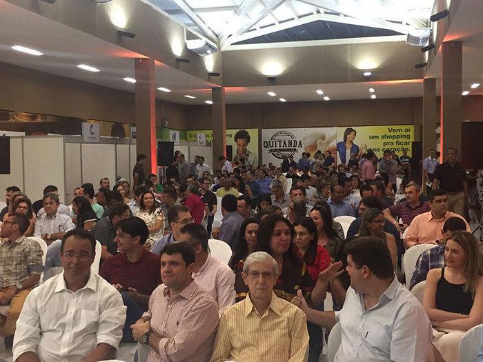 Ricardo Amorim realiza palestra no Cocais Shopping (Crédito: Waldelúcio Barbosa)
