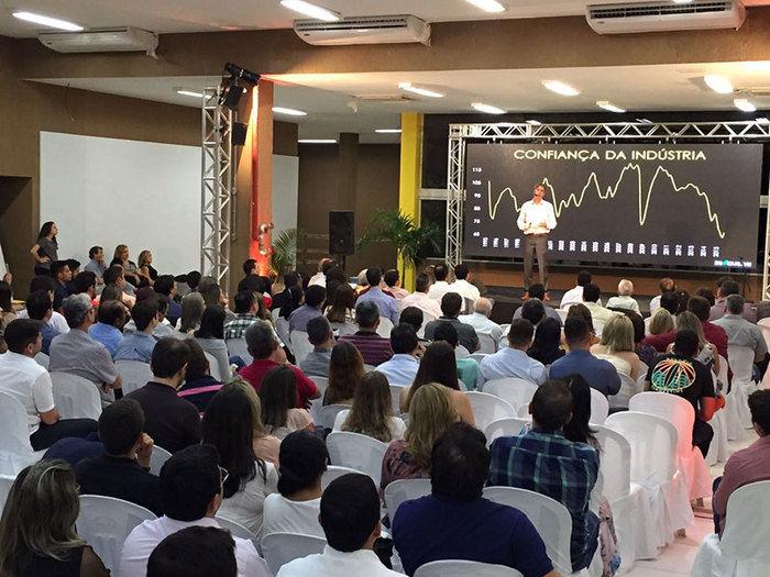 Ricardo Amorim realiza palestra no Cocais Shopping (Crédito: Waldelúcio Barbosa)