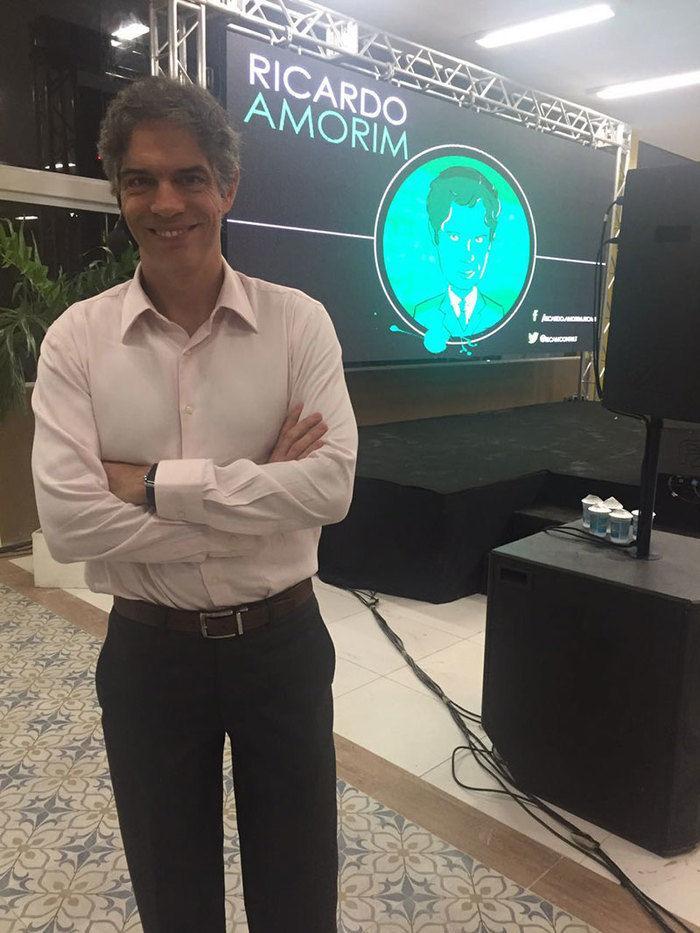 Ricardo Amorim realiza palestra no Cocais Shopping (Crédito: Waldelúcio Barbosa)